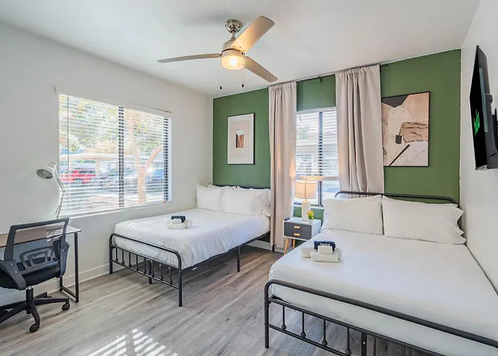 Apartment Near Airport-diablo Stadium-pool-spa-gym-parking
