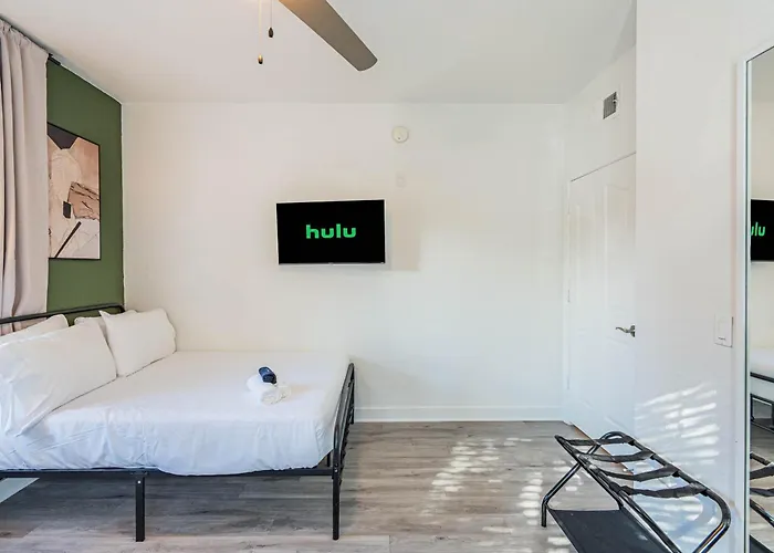 Near Airport-diablo Stadium-pool-spa-gym-parking *