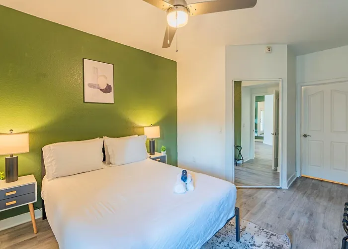 Near Airport-diablo Stadium-pool-spa-gym-parking Apartment